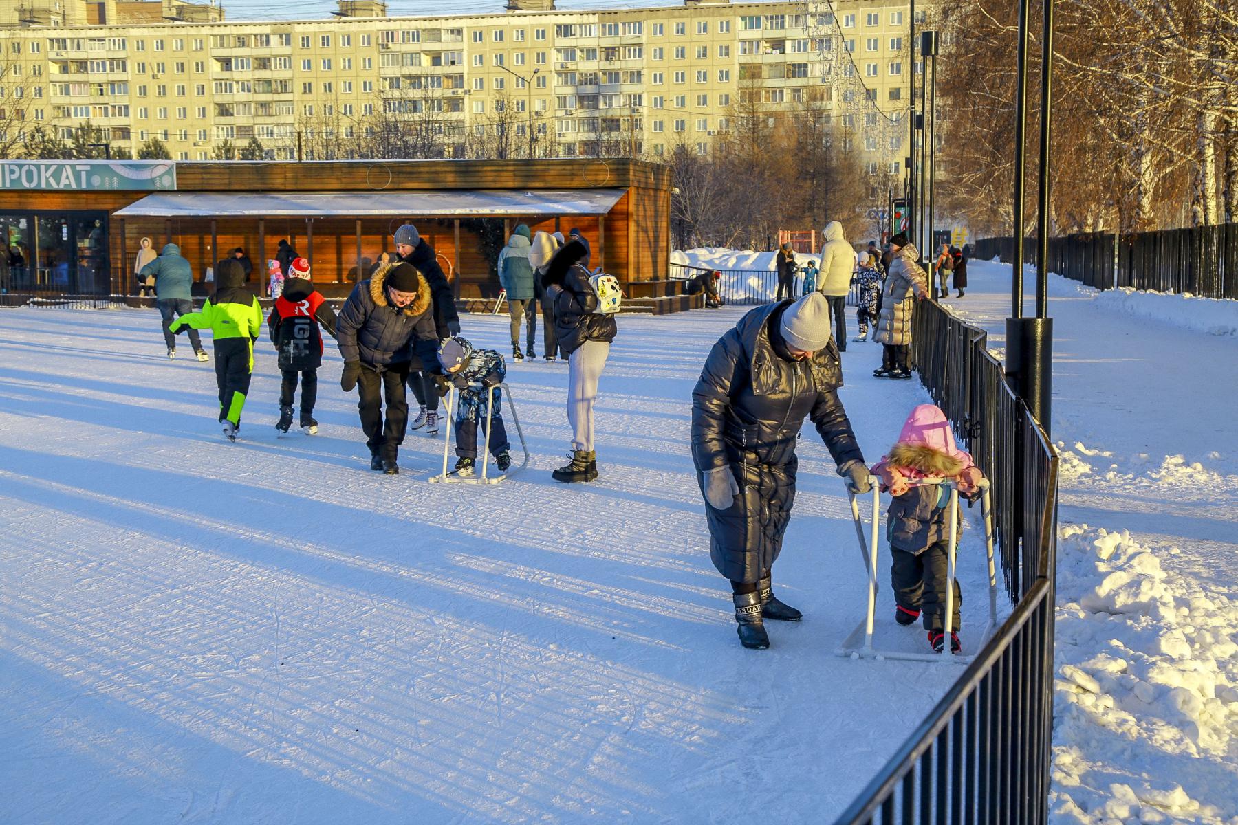 Фото В Новосибирске для уборки парков и скверов задействуют до 120 рабочих и 30 снегоуборочных машин 3