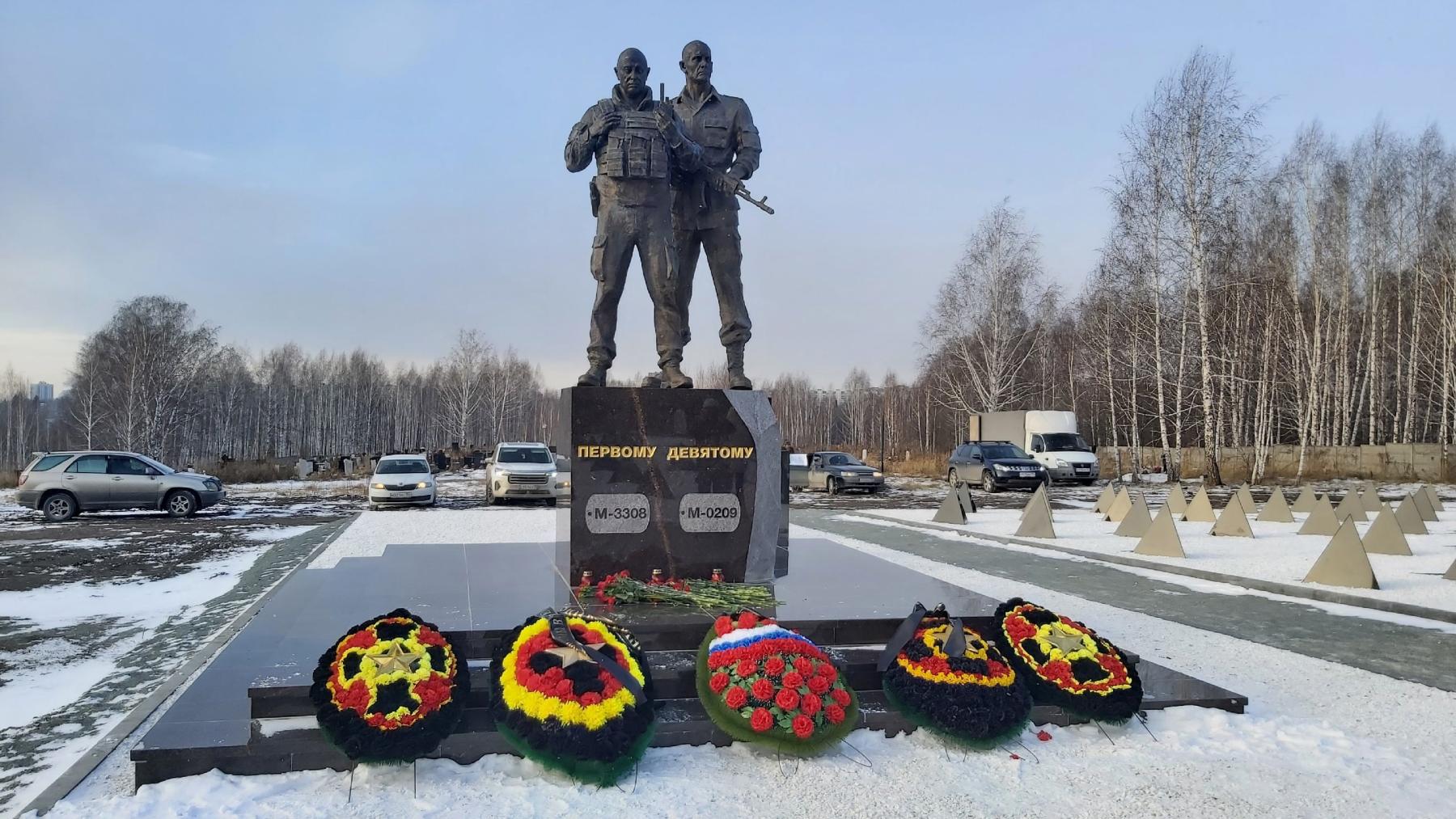 Фото Сотни мраморных «зубов дракона». В Новосибирске открыли мемориал погибшим бойцам ЧВК «Вагнер» 8