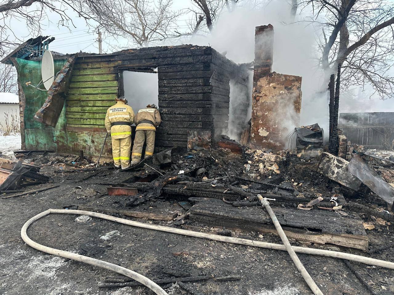 Фото Погибли четверо детей и женщина. Опубликованы кадры страшного пожара в Новосибирской области 2