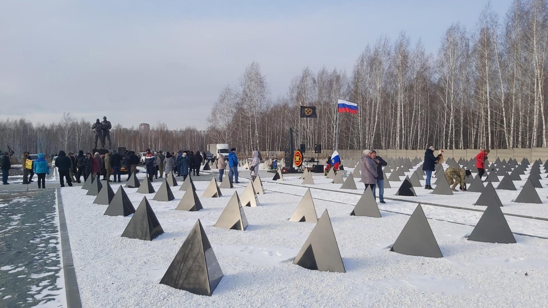 Фото Сотни мраморных «зубов дракона». В Новосибирске открыли мемориал погибшим бойцам ЧВК «Вагнер» 3