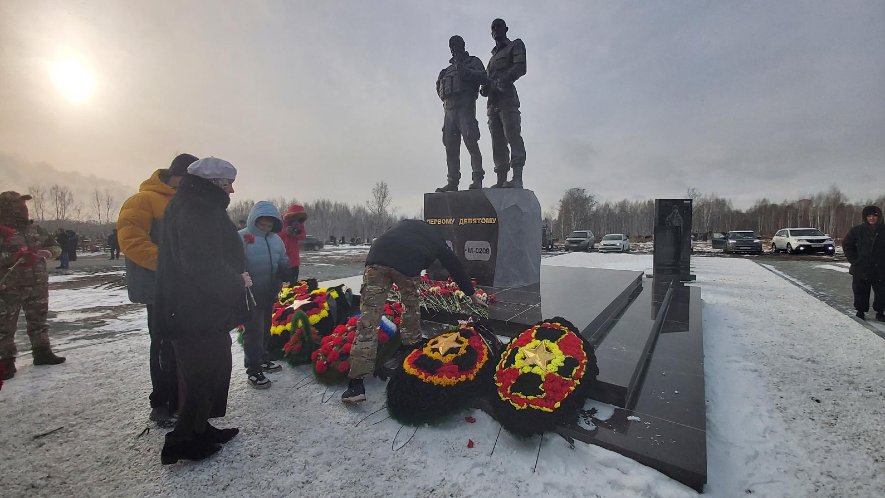 Фото Сотни мраморных «зубов дракона». В Новосибирске открыли мемориал погибшим бойцам ЧВК «Вагнер» 9