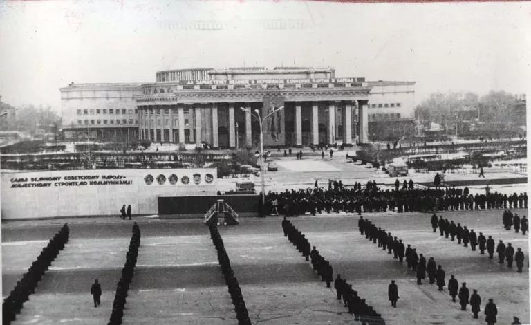 Фото В Новосибирске опубликованы кадры митингов на 7 ноября – красный день календаря в СССР 3