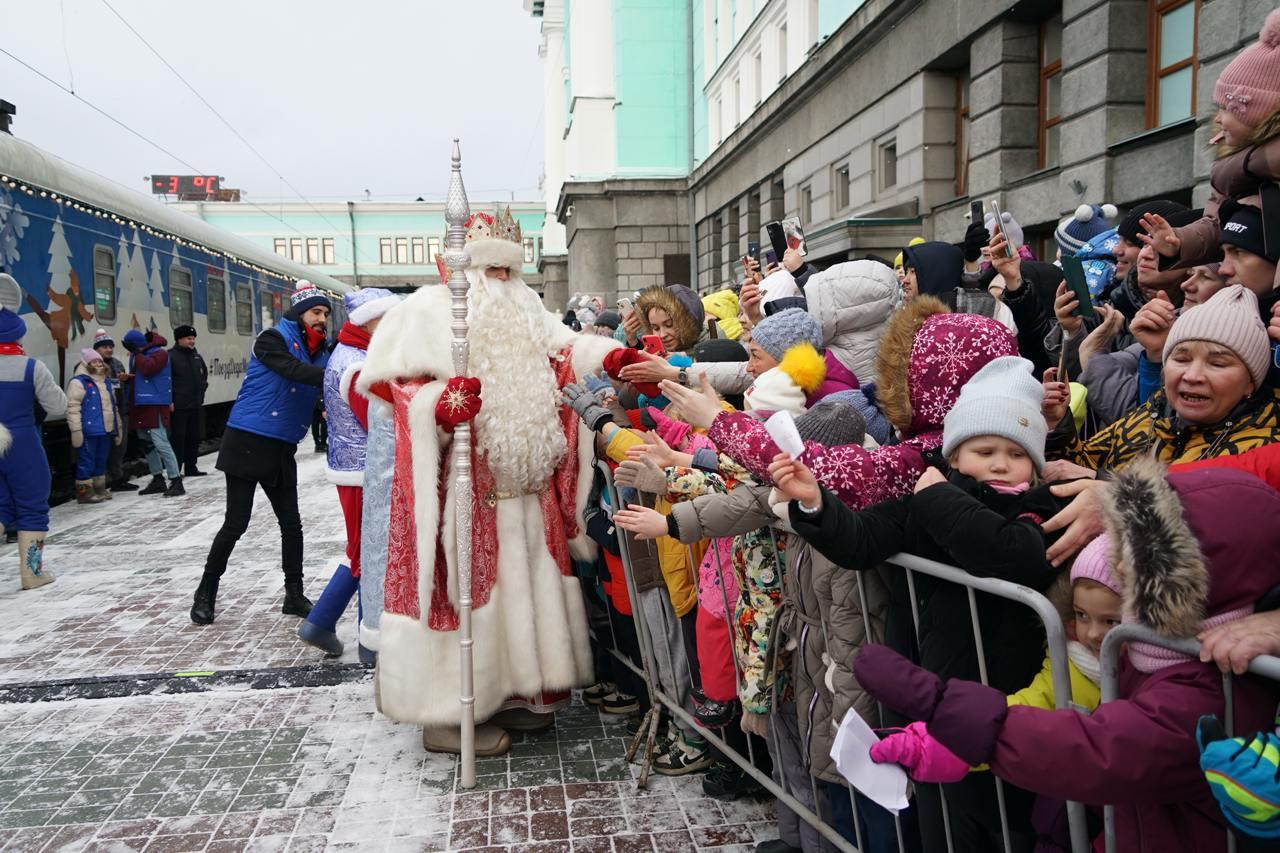 Фото В Новосибирске опубликованы архивные кадры Деда Мороза в честь 184-летия 3