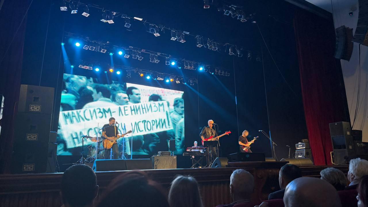 Фото В Новосибирске фанаты собрались на концерт певца Александра Маршала в ДК «Железнодорожников». Онлайн-трансляция 13