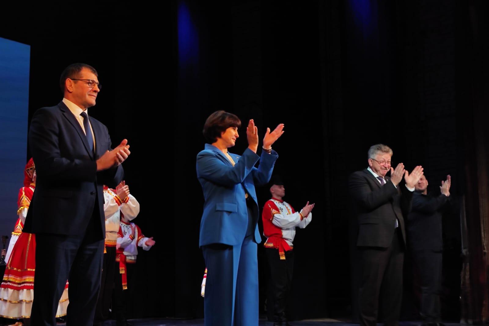 Фото Депутаты поздравили сибирячек с Днем матери 5