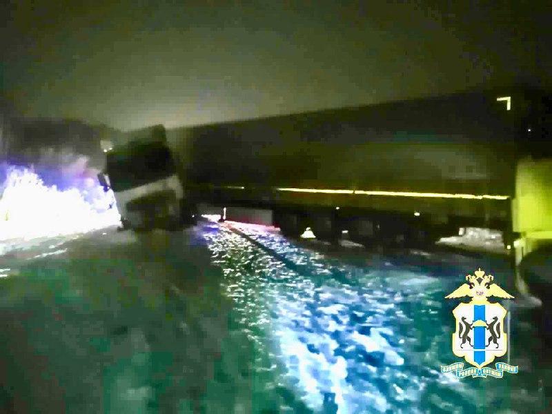 Фото Опубликованы фото с места гибели шести человек в лобовом ДТП под Новосибирском 4 - Сиб.ФМ Фото Опубликованы фото с места гибели шести человек в лобовом ДТП под Новосибирском 4