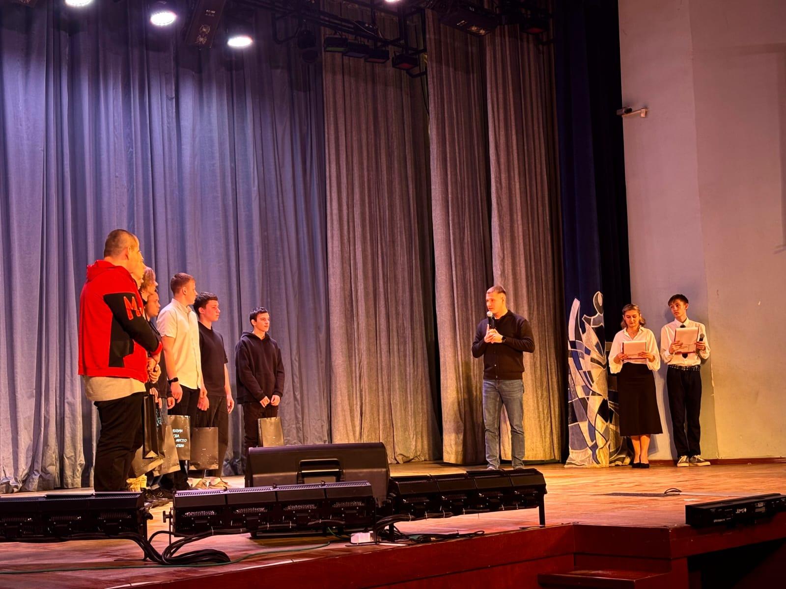 Фото В Новосибирске депутат посетил концерт в честь Дня призывника 2 - Сиб.ФМ Фото В Новосибирске депутат посетил концерт в честь Дня призывника 2