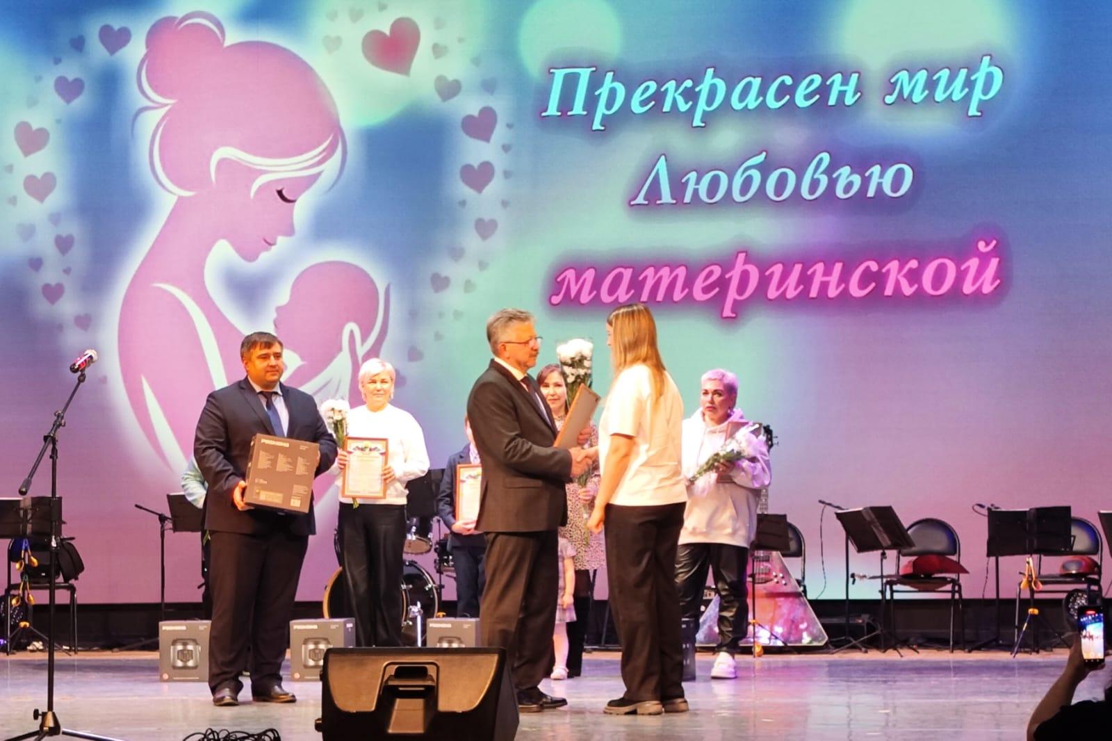 Фото Депутаты поздравили сибирячек с Днем матери 3