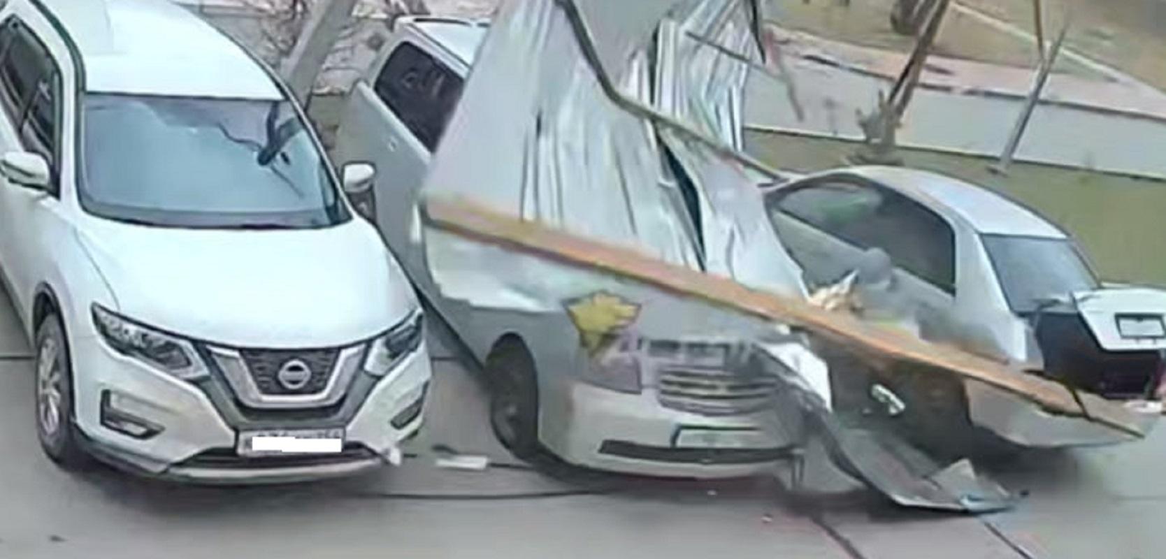 Фото Часть крыши рухнула с жилого дома на припаркованные машины под Новосибирском 2 - Сиб.ФМ Фото Часть крыши рухнула с жилого дома на припаркованные машины под Новосибирском 2