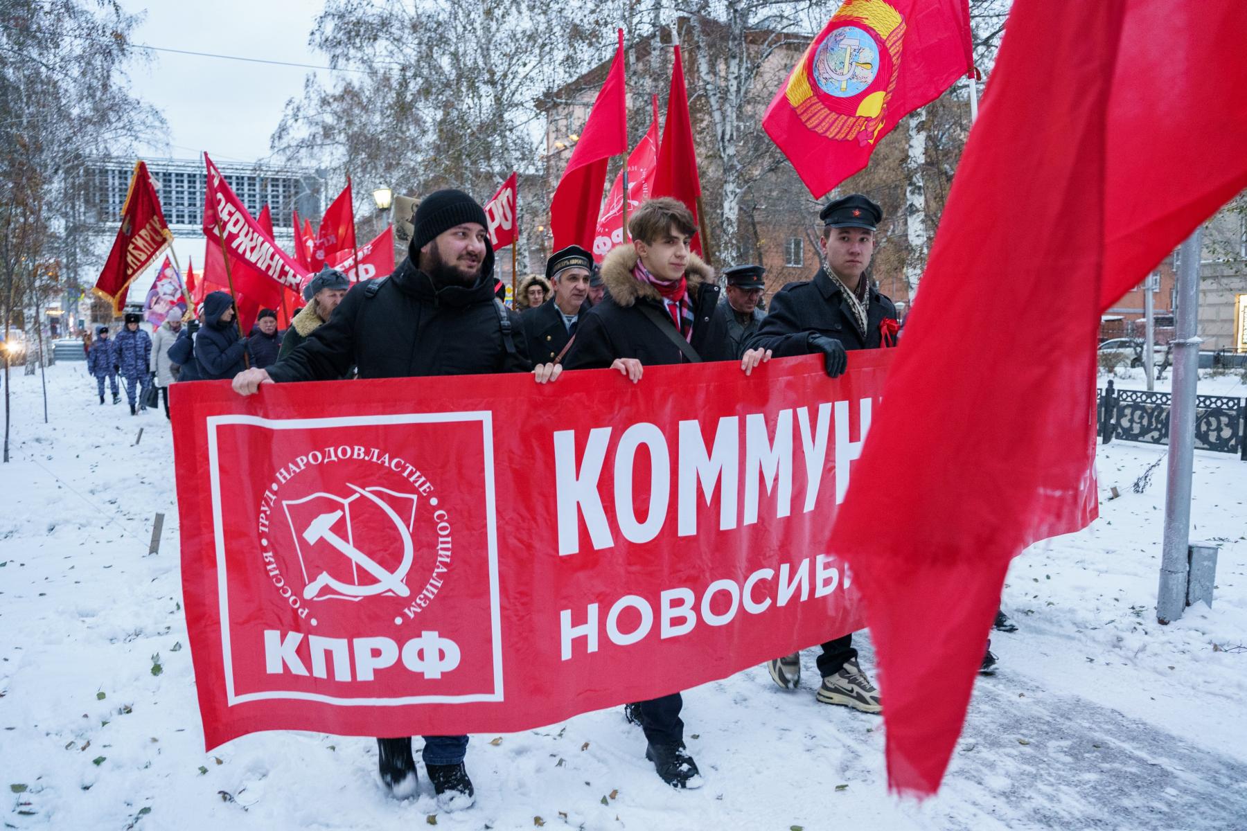 Фото Коммунисты прошли по Новосибирску ко дню Октябрьской революции. ФОТОРЕПОРТАЖ 5