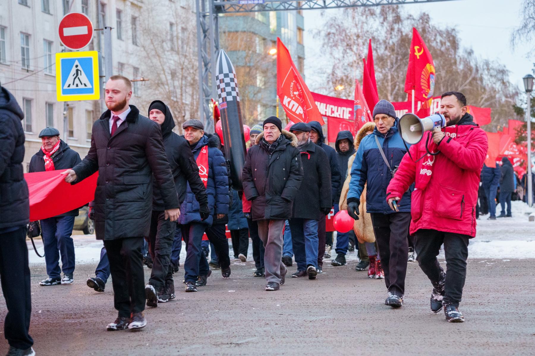 Фото Коммунисты прошли по Новосибирску ко дню Октябрьской революции. ФОТОРЕПОРТАЖ 7