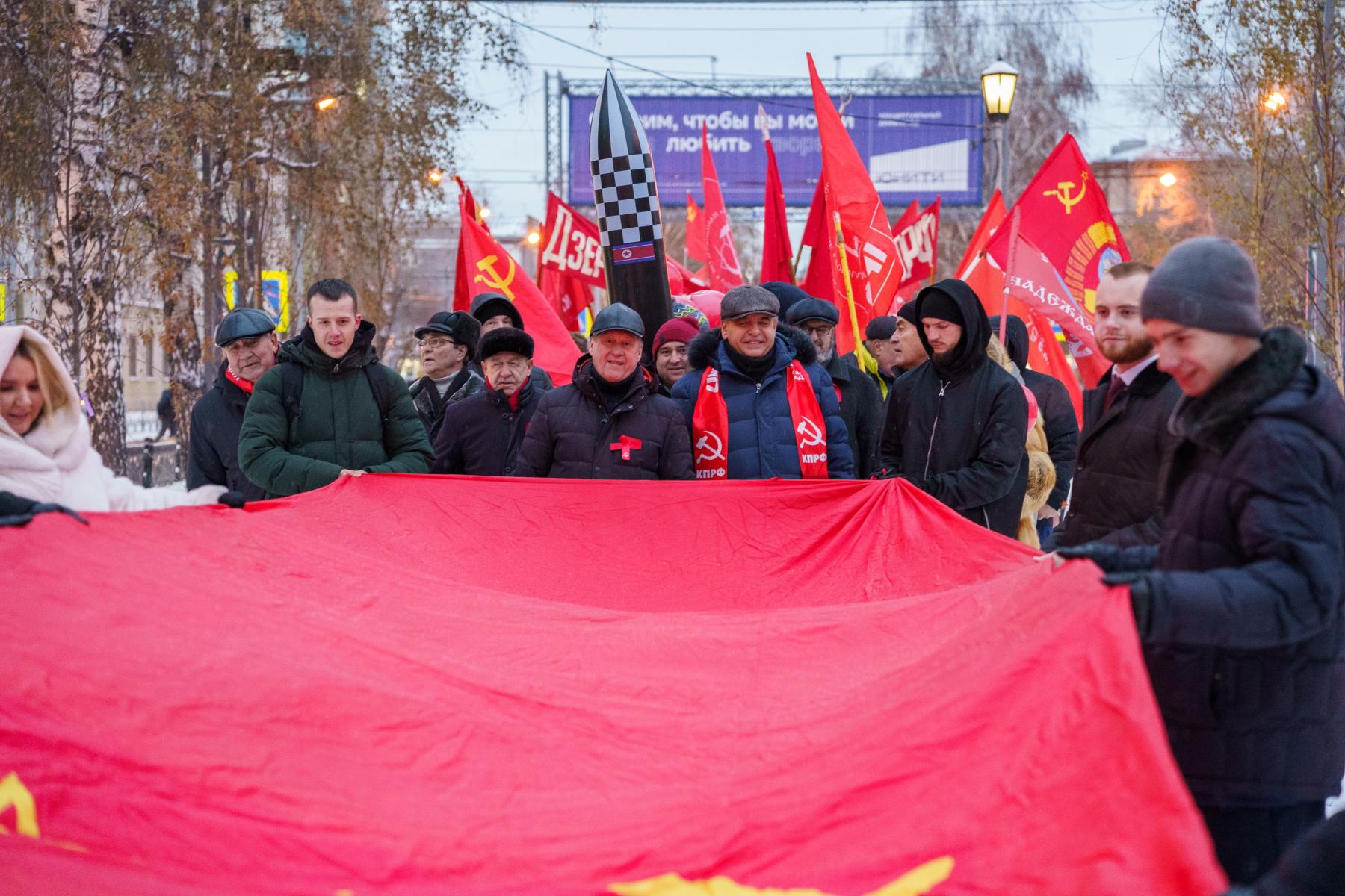 Фото Коммунисты прошли по Новосибирску ко дню Октябрьской революции. ФОТОРЕПОРТАЖ 8