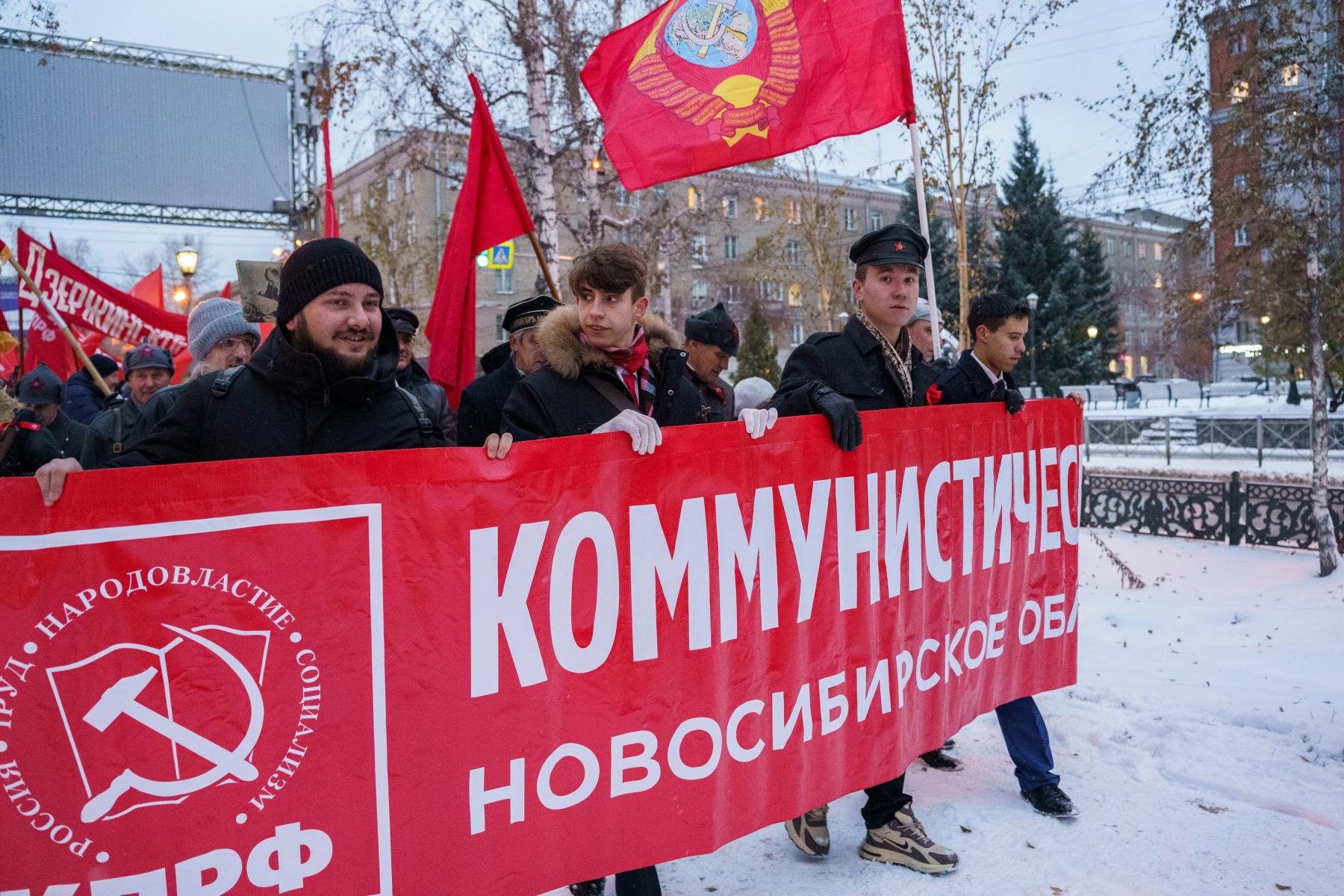 Фото Коммунисты прошли по Новосибирску ко дню Октябрьской революции. ФОТОРЕПОРТАЖ 9