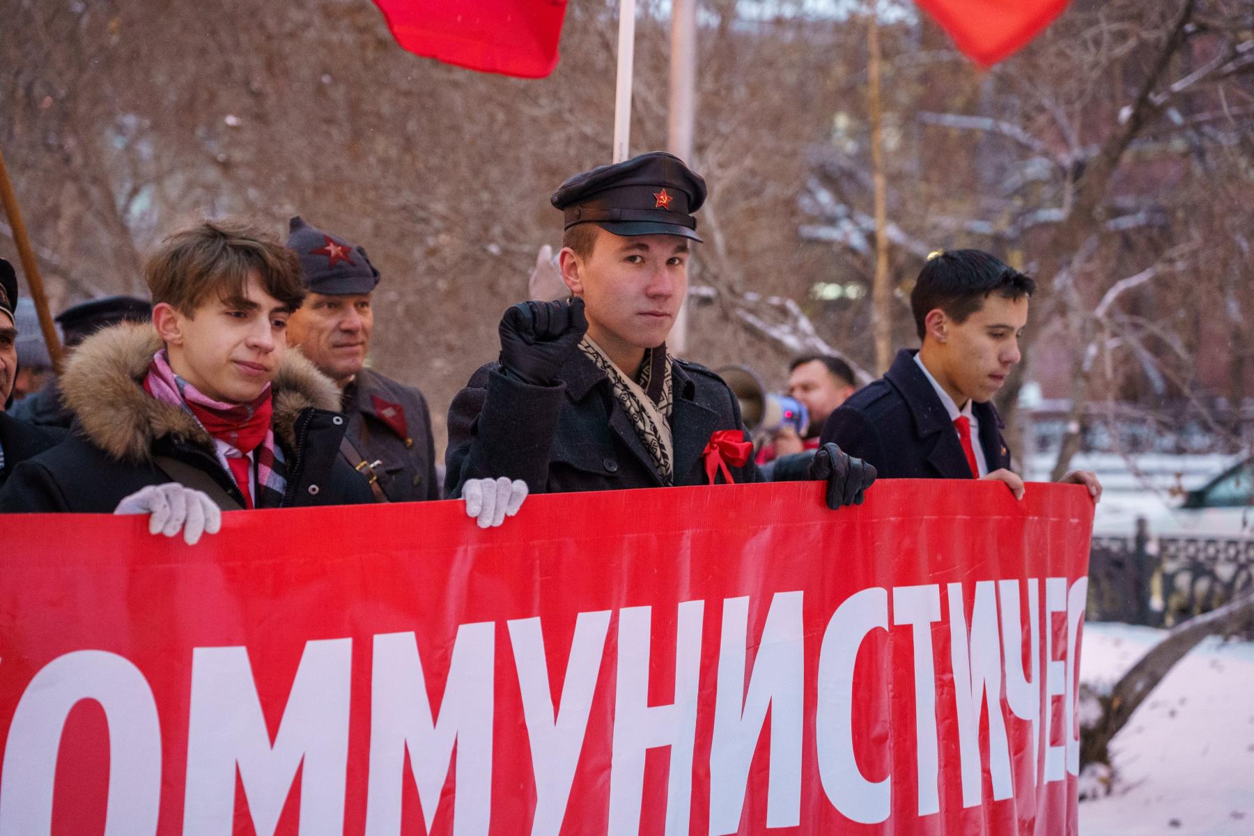 Фото Коммунисты прошли по Новосибирску ко дню Октябрьской революции. ФОТОРЕПОРТАЖ 10