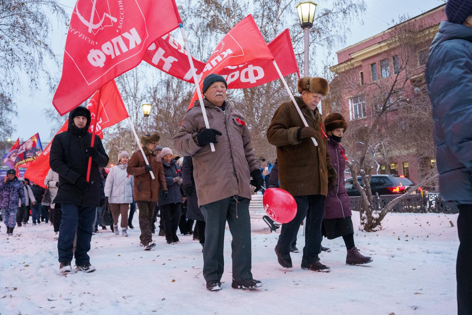 Фото Коммунисты прошли по Новосибирску ко дню Октябрьской революции. ФОТОРЕПОРТАЖ 11