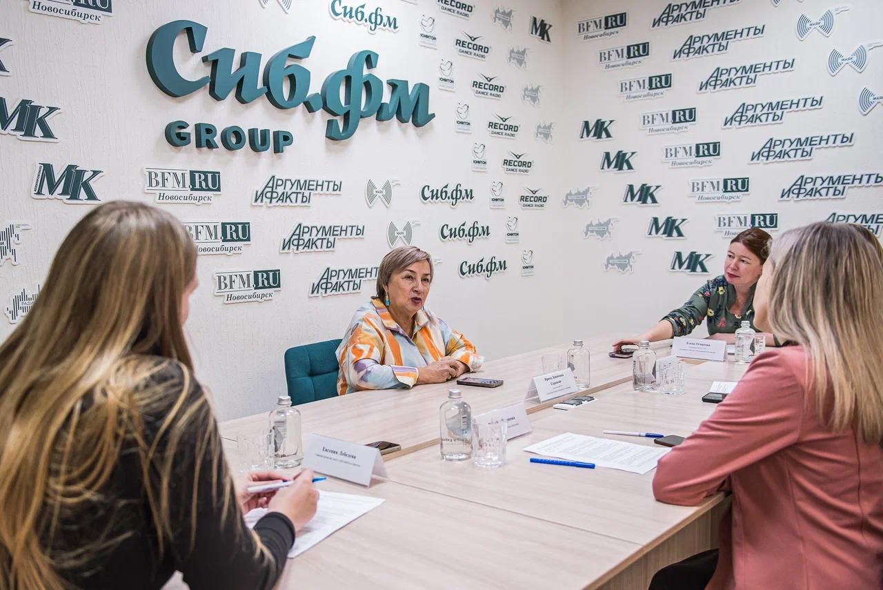 Фото В Новосибирске улицы и площади украсили к празднованию Нового года 5