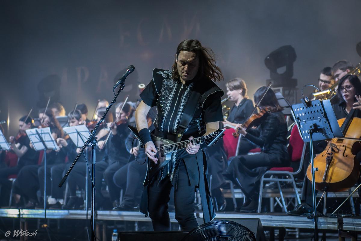 Фото В пламени риффов и симфоний: яркие фото с юбилейного концерта группы «Эпидемия» в Новосибирске 8