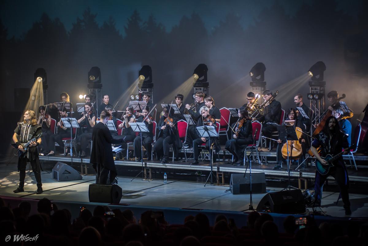 Фото В пламени риффов и симфоний: яркие фото с юбилейного концерта группы «Эпидемия» в Новосибирске 7
