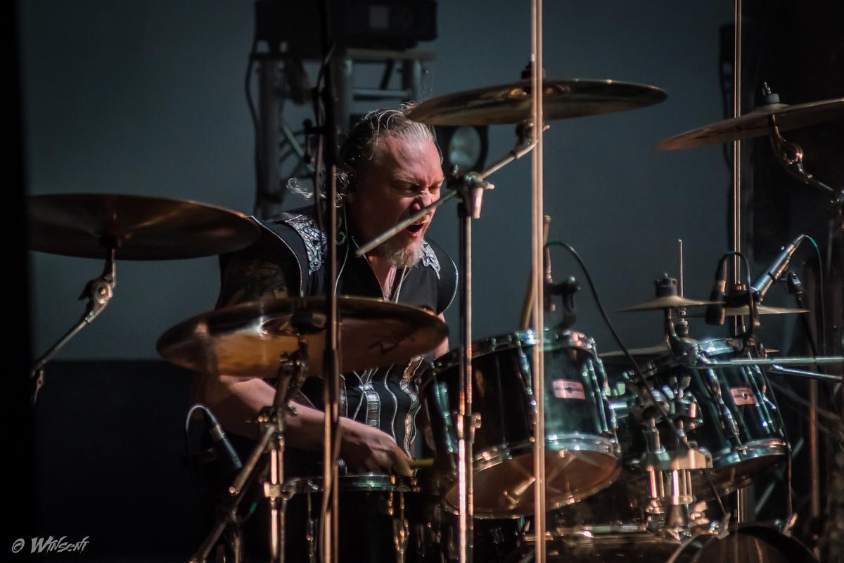 Фото В пламени риффов и симфоний: яркие фото с юбилейного концерта группы «Эпидемия» в Новосибирске 5