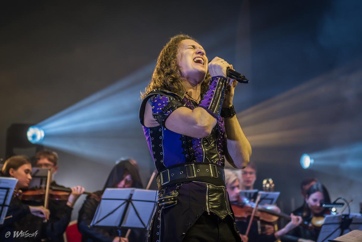 Фото В пламени риффов и симфоний: яркие фото с юбилейного концерта группы «Эпидемия» в Новосибирске 6