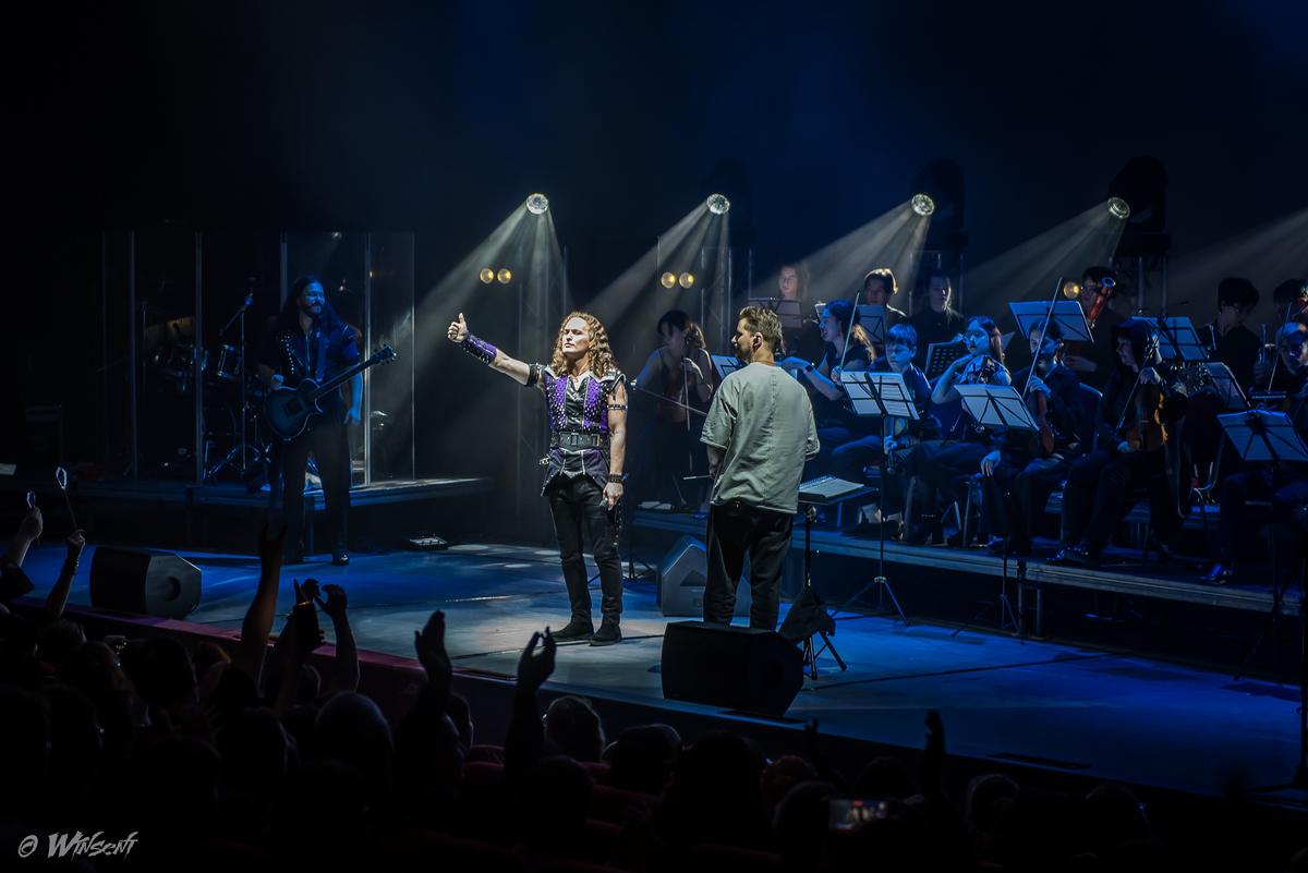 Фото В пламени риффов и симфоний: яркие фото с юбилейного концерта группы «Эпидемия» в Новосибирске 3