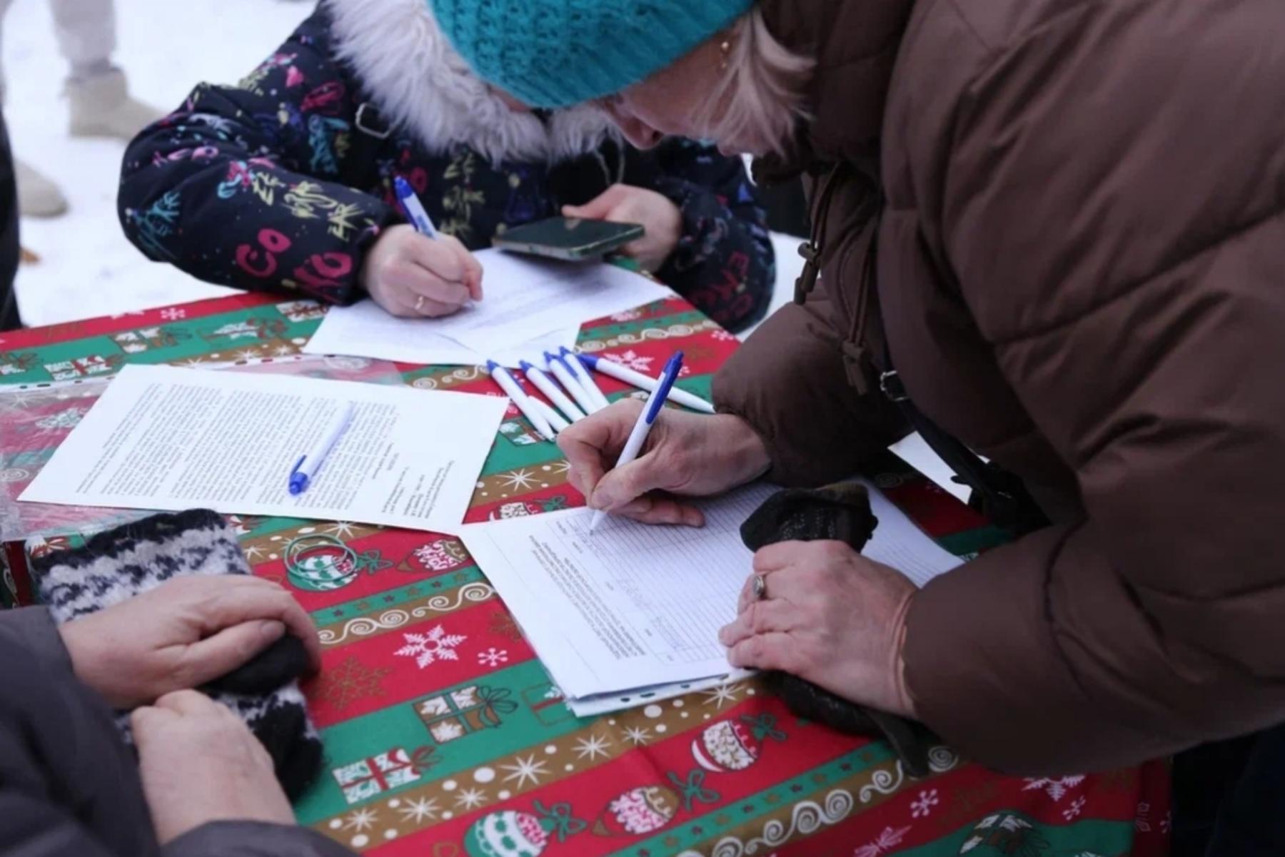 Фото Трëхлапая дворняга пришла на митинг против умерщвления бездомных собак в Новосибирске 15