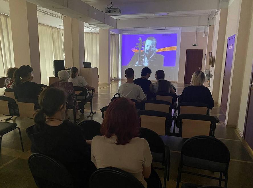 Фото Сибиряки больше суток смотрели «Классику на Дворцовой» на большом экране 2 - Сиб.ФМ Фото Сибиряки больше суток смотрели «Классику на Дворцовой» на большом экране 2