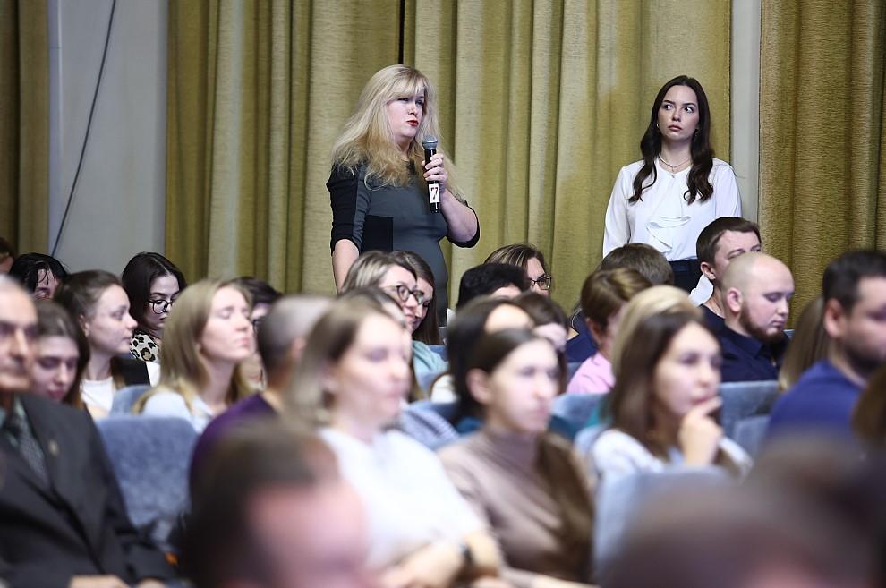 Фото Школы, озеленение, проект «Чистое небо»: мэр Кудрявцев провёл встречу с жителями Центрального округа 5 - Сиб.ФМ Фото Школы, озеленение, проект «Чистое небо»: мэр Кудрявцев провёл встречу с жителями Центрального округа 5