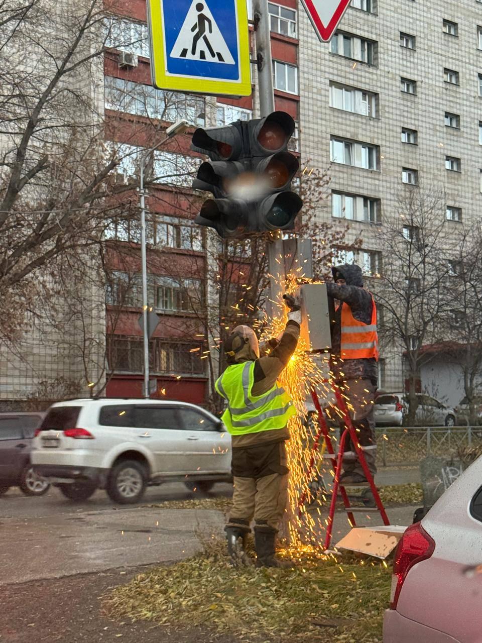 Фото «Унесло балкон, смяло авто»: опубликованы кадры последствий урагана в Новосибирске — фото 8 - Сиб.ФМ Фото «Унесло балкон, смяло авто»: опубликованы кадры последствий урагана в Новосибирске — фото 8