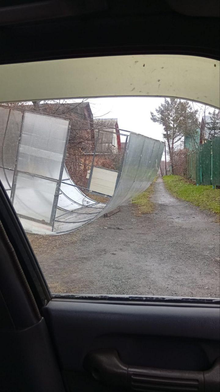 Фото «Унесло балкон, смяло авто»: опубликованы кадры последствий урагана в Новосибирске — фото 5 - Сиб.ФМ Фото «Унесло балкон, смяло авто»: опубликованы кадры последствий урагана в Новосибирске — фото 5