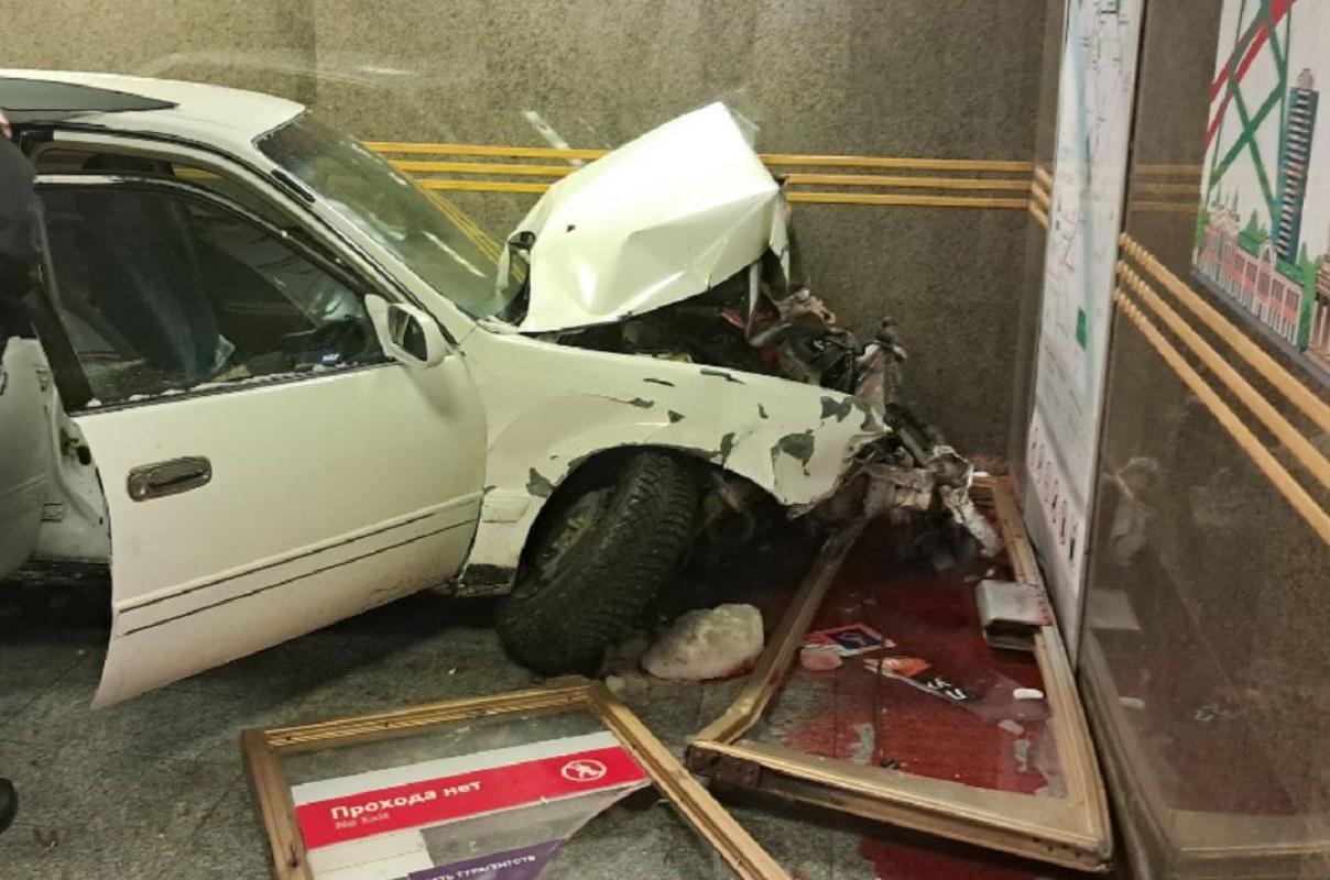 Фото Автомобилист протаранил вход в метро «Золотая Нива» в Новосибирске и скрылся 2 - Сиб.ФМ Фото Автомобилист протаранил вход в метро «Золотая Нива» в Новосибирске и скрылся 2
