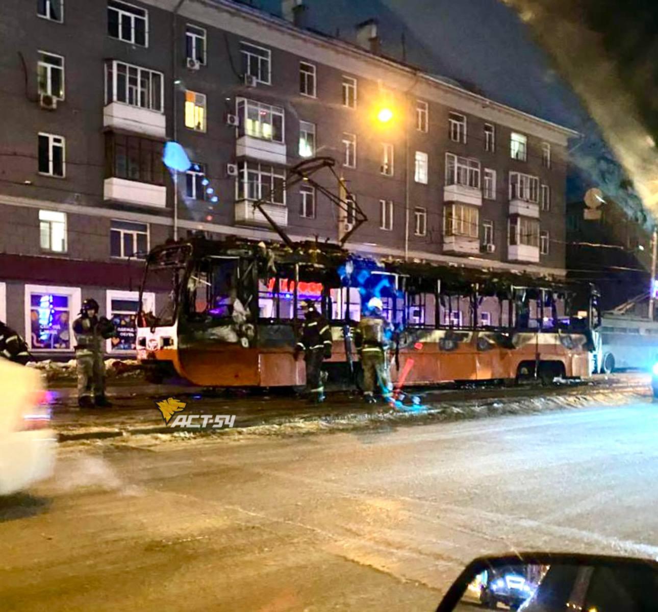 Фото Трамвай полностью выгорел на проспекте Дзержинского в Новосибирске 2 - Сиб.ФМ Фото Трамвай полностью выгорел на проспекте Дзержинского в Новосибирске 2