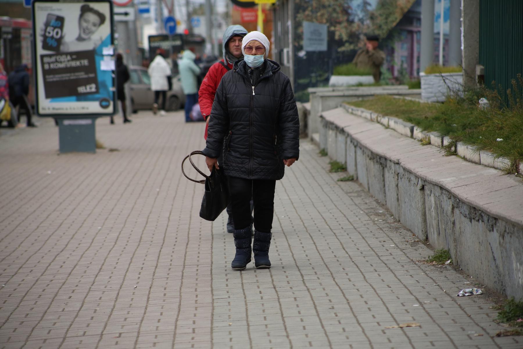 Городской житель часто. Городской житель картинка. Горожане фото. Холодно на улице картинки. Новосибирцы холод УЛИЦАФОТО.