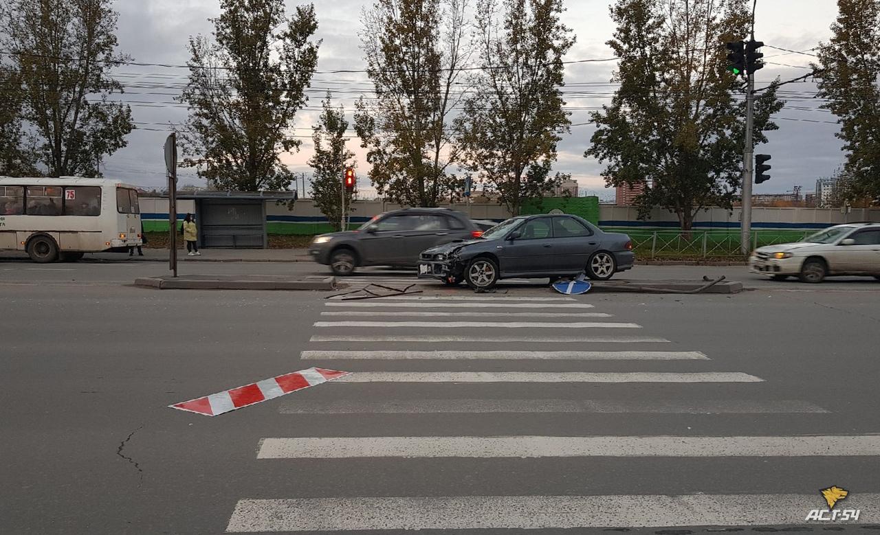 Аст новосибирск. Авария на Кошурникова Новосибирск. Авария на улице Кошурникова. ДТП 5 апреля на улице на Нарымской Новосибирск.