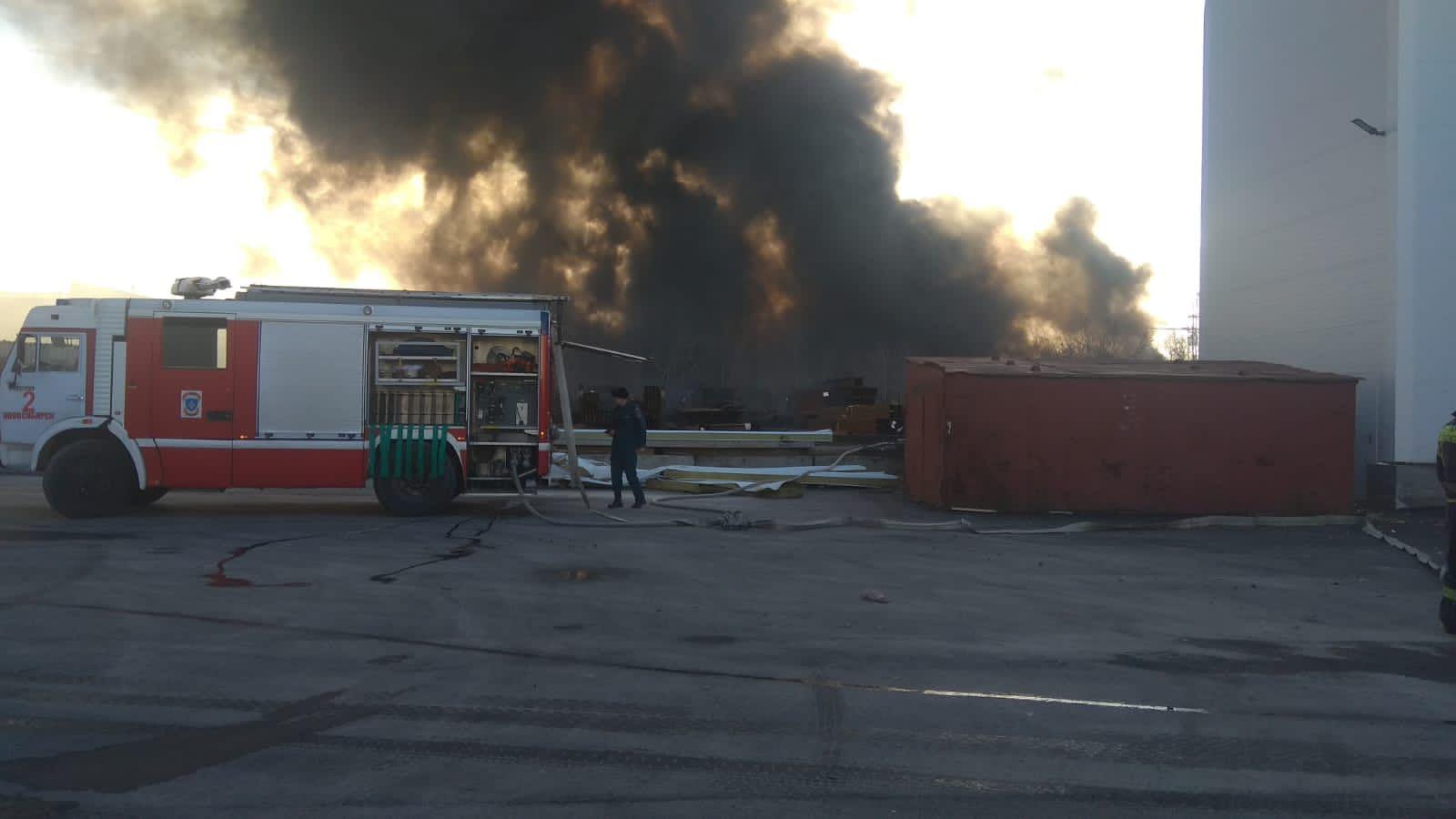 Пожар на левом берегу. Пожар в ЦУМЕ Новосибирск. Пожар в промзоне. Пожарные Новосибирск. Пожар на складе в Новосибирске.