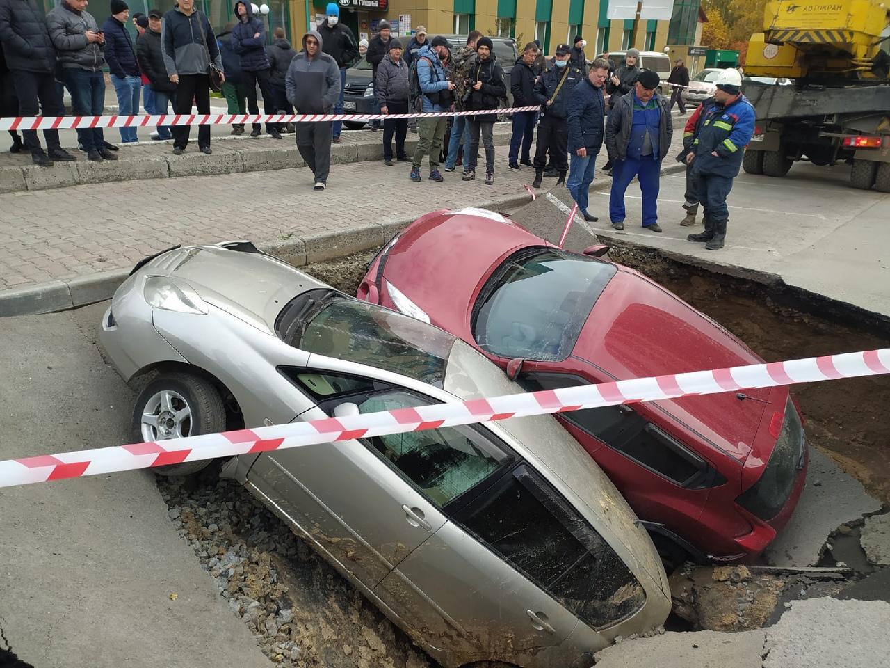 Фото Автомобили провалились в яму с кипятком в Новосибирске – онлайн-трансляция с места ЧП 16