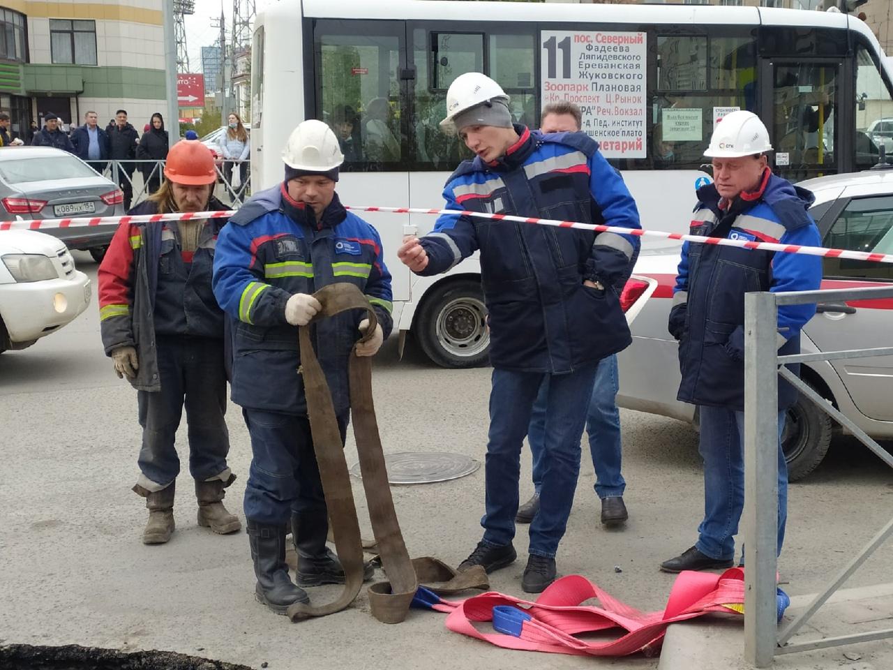 Фото Автомобили провалились в яму с кипятком в Новосибирске – онлайн-трансляция с места ЧП 18