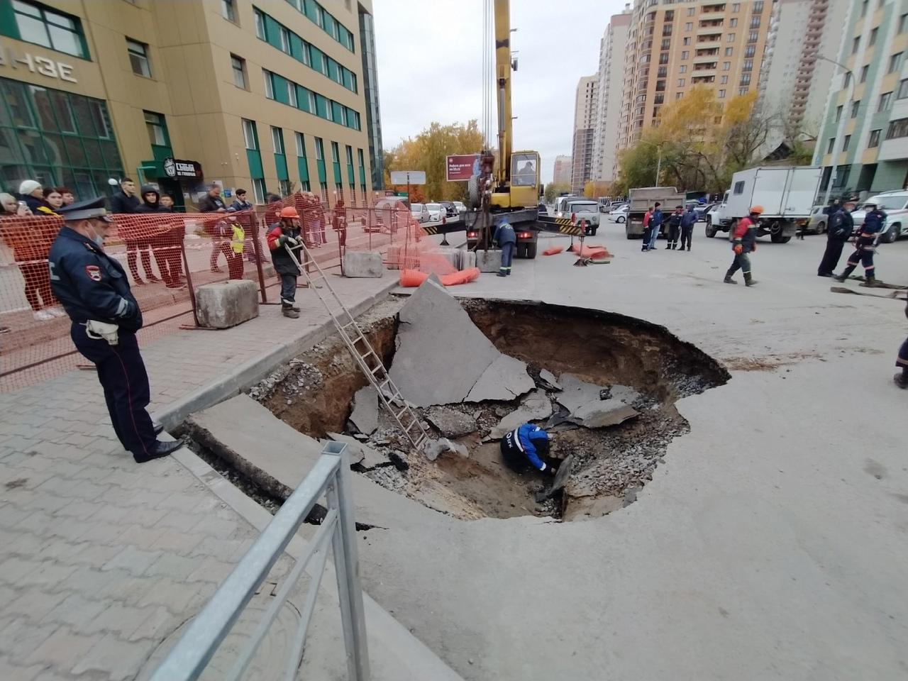 Фото Автомобили провалились в яму с кипятком в Новосибирске – онлайн-трансляция с места ЧП 3