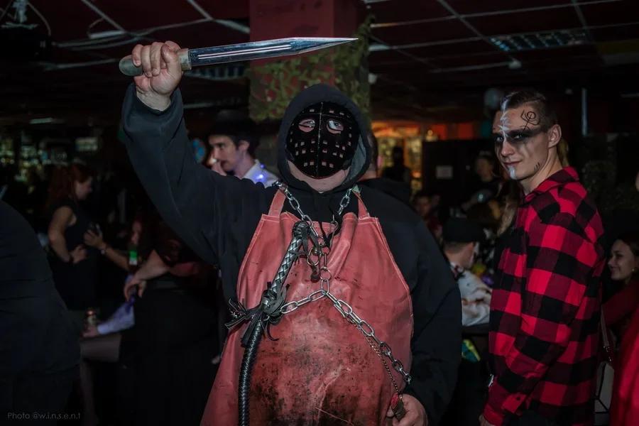 Фото Кровь, рога и мертвецы: как в Новосибирске отметили Хеллоуин-2021 – кадры с сумасшедшей вечеринки 16