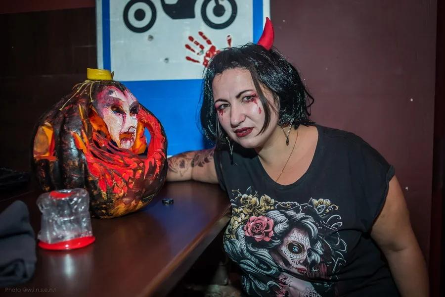 Фото Кровь, рога и мертвецы: как в Новосибирске отметили Хеллоуин-2021 – кадры с сумасшедшей вечеринки 13
