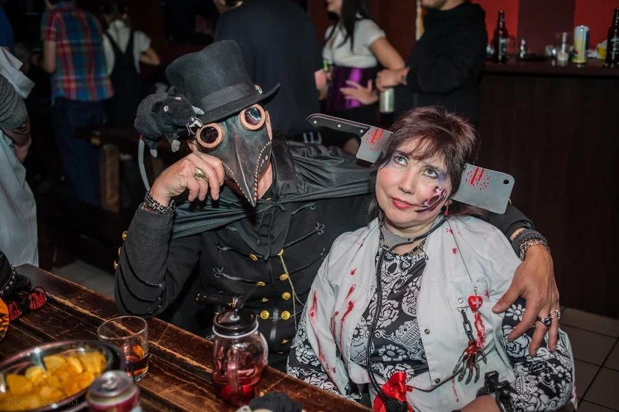 Фото Кровь, рога и мертвецы: как в Новосибирске отметили Хеллоуин-2021 – кадры с сумасшедшей вечеринки 12