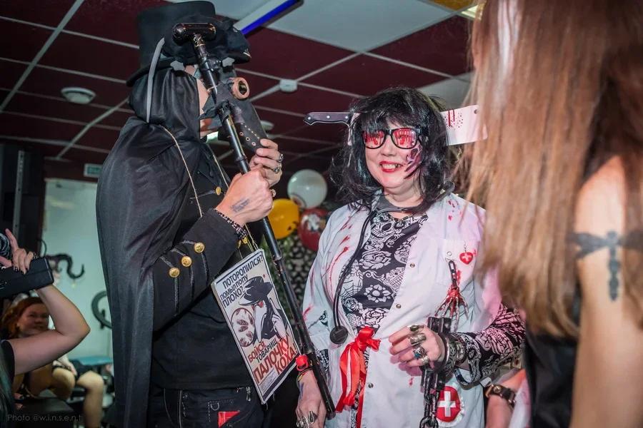 Фото Кровь, рога и мертвецы: как в Новосибирске отметили Хеллоуин-2021 – кадры с сумасшедшей вечеринки 4