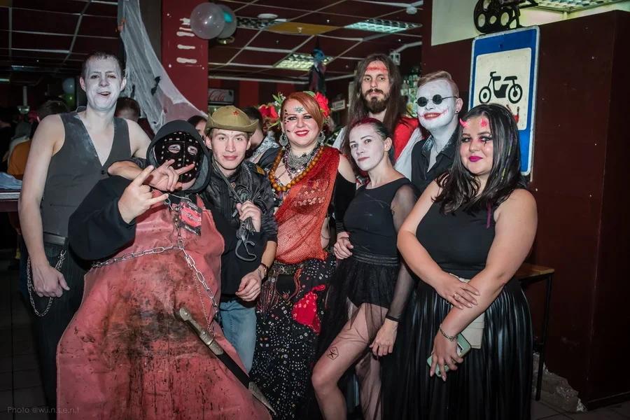 Фото Кровь, рога и мертвецы: как в Новосибирске отметили Хеллоуин-2021 – кадры с сумасшедшей вечеринки 5