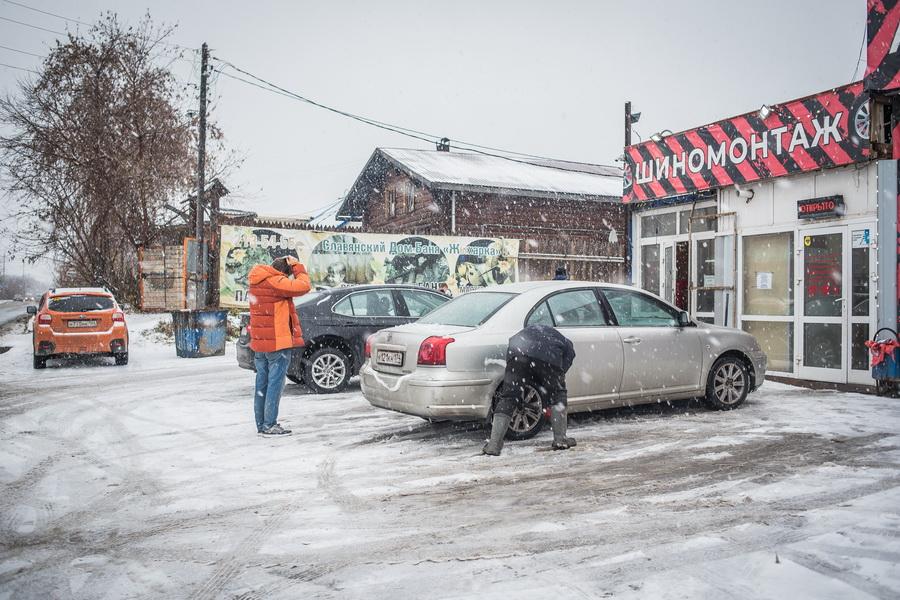 Фото В Новосибирске водители выстроились в очереди на шиномонтаж из-за снегопада 14