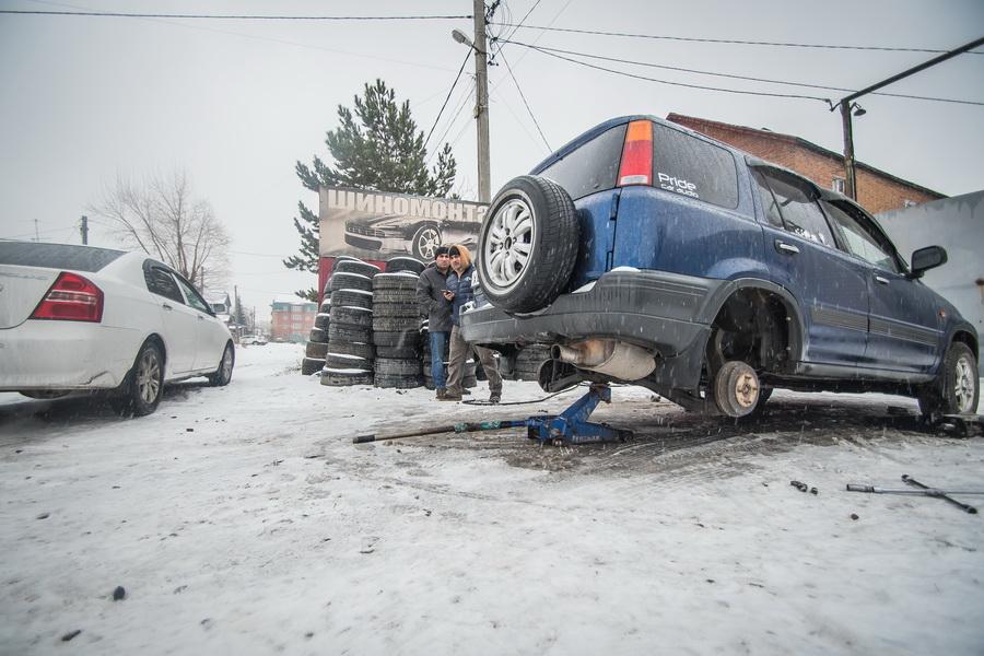 Фото В Новосибирске водители выстроились в очереди на шиномонтаж из-за снегопада 2