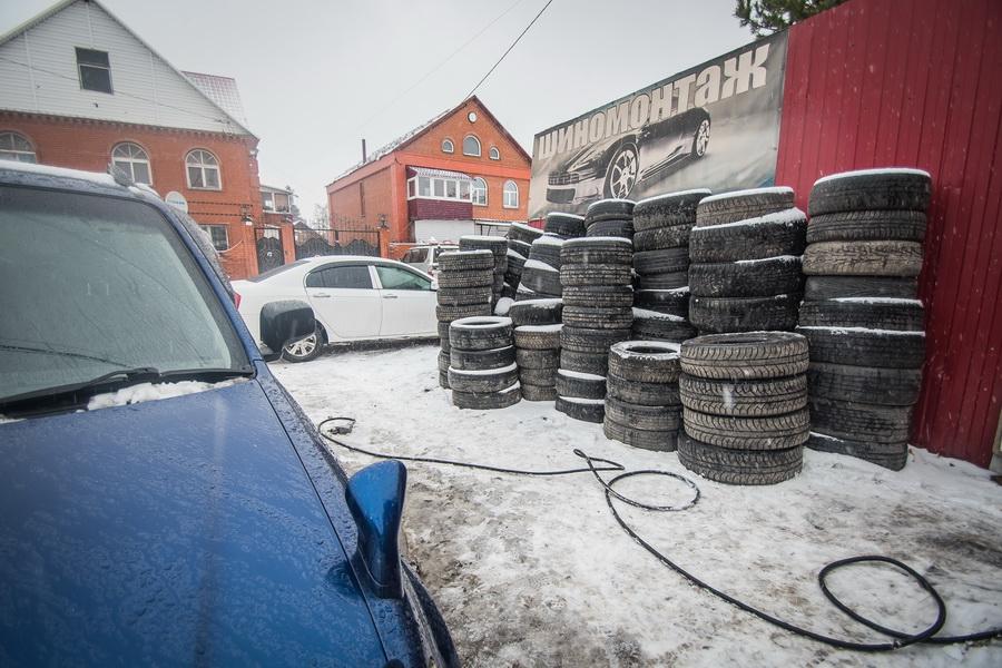 Фото В Новосибирске водители выстроились в очереди на шиномонтаж из-за снегопада 3