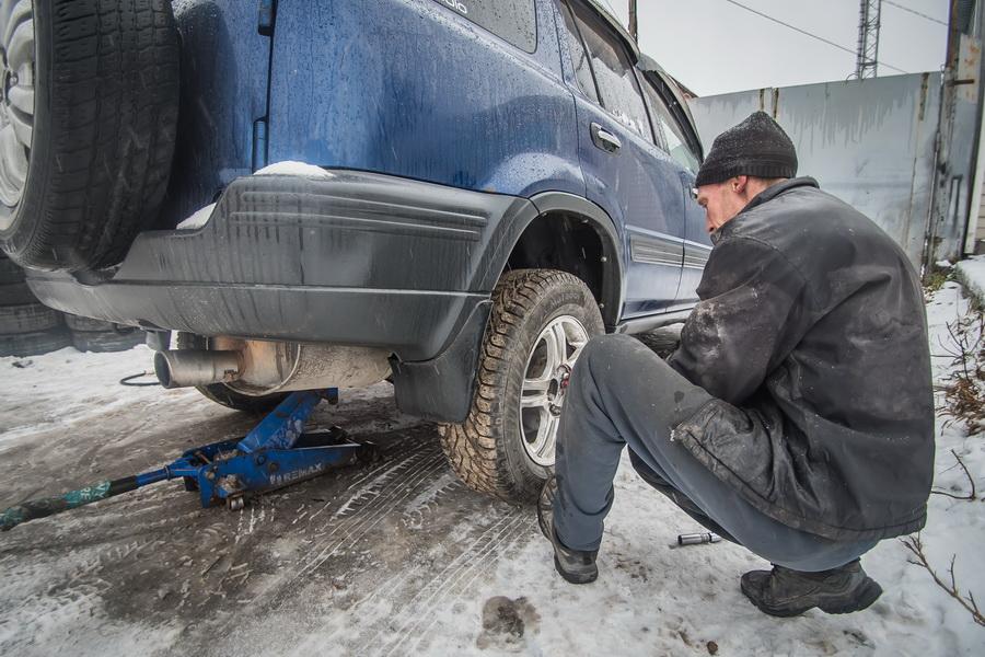 Фото В Новосибирске водители выстроились в очереди на шиномонтаж из-за снегопада 5