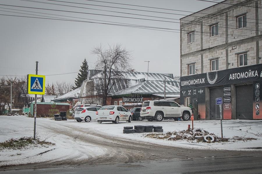 Фото В Новосибирске водители выстроились в очереди на шиномонтаж из-за снегопада 6