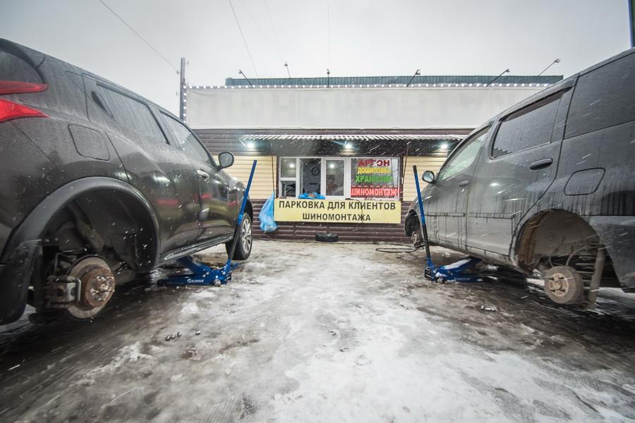 Фото В Новосибирске водители выстроились в очереди на шиномонтаж из-за снегопада 7