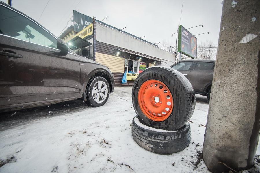 Фото В Новосибирске водители выстроились в очереди на шиномонтаж из-за снегопада 8